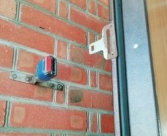 Такая система у меня на люке на чердак уже лет 15 работает, правда без синей изоленты!