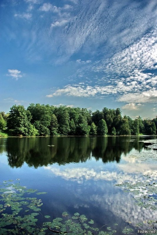 Вот если бы под поверхностью Луны были вода и воздух, самые главные для человека богатства... 
 Золото не съешь, а платиной не напьёшься.