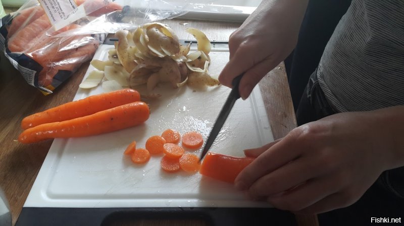 Прежде чем скушать морковку, повар-садист беспощадно издевается над ней. Сначала сдирает кожу, а потом с наслаждением своего дела мелко её режет на кусочки! Особо кровожадные "кулинары" прибегают к запрещённым методам пытки - трут морковку на тёрке!