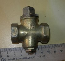 1. Ничего подобного. Знаю несколько случаев хлопков газа. Либо билось стекло, либо выносило стеклопакет или раму. Для того, чтоб вынесло панель с окном, нужен либо очень сильный взрыв, либо хреновая конструкция панели (такие тоже есть).
2. Никаких шлангов до перестройки не существовало. Все колонки и плиты подключались стальной трубой. На плиту уголок, в него кусок трубы и соединение с краном или трубой от крана с помощью сгона. Тоже с колонкой, но там изгибов больше. Вентили были единой конструкции - безпрокладочные латунные вентиля. До сих по служат и ещё 100 лет простоят. Иногда требуют смазки (графитовой). См. фото.
3. В хрущобах кирпич если и ложился, то в самых ранних проектах. Кирпичных. Толщина - четверть (кирпич ставился на ребро, обычно полый). Его снести - пара раз чихнуть. Ещё неизвестно, что раньше накроется. Потом пошли бетонные санузлы, иногда металлокаркас, ошитый цементно-астестывыми плитами, но там колонки обычно не ставили, а если ставили, то только на кухне. В ванной просто некуда
4. Окна начали регулярно делать в сталинках. До этого делали в перестроенных домах старого фонда. Там колонок не было, но были титаны, тоже некисло взрывавшиеся. Собственно идея окна оттуда и перешла

Я просто был почти во всех сериях хрущёвок и сталинок в Питере. В том числе работал с газовым оборудованием (официально). Окна есть везде, где колонка стояла в ванной, или должна была стоять по проекту