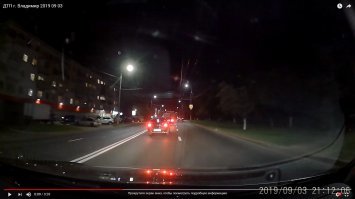 Он не полез на встречку его на месте развернуло, и выставило поперёк. Вот он ещё не на встречке, а жопу газели уже вправо понесло.