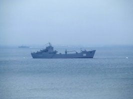 Данный опус прекрасно иллюстрирует, как исторические факты обрастают легендами.
Никаких спецопераций наши не проводили. Просто азиатские пираты, в конце 1993 года, попутали наш БДК "Николай Вилков" с торгашём и попытались двумя катерами его захватить. 
В художественном изложении эта история выглядит так:

Тиха южно-китайская ночь... 

Точнее - ночь над Южно-Китайским морем. А вот сама местная акватория так и бурлит под форштевнями, прогинается под килями снующих туда-сюда рукотворных человеческих посудин. Не море, а проходной двор. И, как в любом проходном дворе, тут есть те, кто бежит и те, кто ловит. Те, кто торопится и те, кто спокойно ждёт в сторонке.

Они были как раз из последних. Из тех, кто ловит, но до поры до времени спокойно ждёт в сторонке. 

"Они", в данном случае, это два крупнотонажных катера с мощными японскими движками, способными унести своих владельцев от любого патрульника береговой охраны. На носу каждого катера под чехлами до поры до времени прятались треноги с пулемётами. Никто точно не знал почему, но их принято было ласково называть "хрюшками"... В кокпитах же катеров сидели настырные и загорелые вооружённые парни разной госпринадлежности, без проблем объясняющиеся между собой на полудесятке языков.

Они были пиратами. А пираты были ими. Самыми настоящими. И разбойничий промысел давно превратился для них в привычное занятие. В бизнес. 

Без знания конъюнктуры рынка и налаженных каналов сбыта бизнес - ничто. Поэтому в Сингапуре, а так же в крупнейших портах Индонезии и Малайзии у современных "джентльменов удачи" десятками гужевались осведомители и скупщики. 

Вот и сейчас, получив от одного из таких "доброжелателей" верную наколку, катера на обочине Сингапурского пролива терпеливо караулили панамское судно "Queen of Lake". Если верить ксерокопии коносамента, которую сейчас вертел в руках шкипер одного из катеров, "Королева Озера" обещала стать весьма лакомым куском. А если соотнести время выхода панамца из Сингапура и его среднюю скорость движения, то получалось, что "Королева" была уже где-то неподалёку.

Шкипер ещё раз сверился со своими кварцевыми "Seiko" и толкнул рукоятки двигателей на "малый вперёд". Радар, правда, выдал с десяток засветок, но это ничего. Они просто станут на малом ходу (чтобы раньше времени не спугнуть добычу) сближаться с каждой из целей, пока "Королева" не будет опознана визуально. А уж тогда... Йо-хо-хо!

Построившись уступом, катера пошли на Ост.

- До первой отметки - две мили. - напомнили из-за пульта РЛС. 

Шкипер хмыкнул - зеленоватая подсветка приборов делала лица собравшихся в рубке удивительно похожими на морды упырей из дешёвых ужастиков. 

- Полторы мили... - радиометрист сонно зевнул и тут же с носа катера раздался вопль вперёдсмотрящего: - Босс, я его вижу!
- "Королева"?
- Чёрт его знает. Ракурс - не ахти.
- Ок. Право руля. Подходим на милю, ставим "купца" на лунную дорожку и хорошенько рассматриваем. 

Тут вскинулся из своей выгородки узкоглазый радист:
- Босс!..
- А?
- "Купец" вызывает нас на международной частоте.
- Заметил-таки... Чего хочет?
- Требует, чтобы мы назвали себя и прекратили сближение.
- А на каком языке требует-то?
- На английском, но с таким акцентом...
- С каким "таким"?
- Я такой инглиш слышал от русских в Камрани.
- Гм?.. - шкипер вытянул под свет плафона ксерокс судовой роли панамца. - Так... На "Королеве" два радиста. Один - болгарин. Болгарин и русский - это один чёрт, я так думаю...

Игнорируя радиопереживания пока неизвестного судна, пираты продолжали сближение.

- Ну? - нетерпеливо крикнул шкипер.
- Минуту, босс. - хоть катера и шли на малом ходу, но вперёдсмотрящего на носу болтало изрядно и удержать бинокль тому было совсем не просто: - Какой-то трейлер тысячи на четыре тронн... Большой грузовой кран в носовой части, дальше - сдвинутая назад надстройка. Похоже... Похоже на "Королеву". 
- С первого раза - и в яблочко! - ощерился шкипер. 

Вокруг тоже заулыбались. Шкипер довольно закурил, хотя обычно делал это только после захвата "приза". Но сегодняшняя ночь была на редкость удачлива! Да и курить хотелось до усрачки.

- Всё. Панамец наш. Начинаем. Расчехляйте "хрюшек"! Заходим на "Королеву" с обоих бортов... - шкипер хотел увеличить ход, но не успел.
- Эй, босс. - как-то удивлённо донеслось с носа. - Босс, на панамце что-то то ли загудело, то ли зазвенело.
- Что за хрень? - в голосе командира прорезалось раздражение.
- Не знаю, но звук по воде хорошо идёт... О, кончили звенеть!
- Уши надо чистить, мать твою. - выругался шкипер и наконец сдвинул рукоятки с "малого" на "средний вперёд". - Ну-ка дайте над "купцом" пару очередей из "хрюшек" - пусть панамцы обоссутся...

Два красивых росчерка трассеров ушли в лунное небо над судном.

- Босс!..
- Ну? - шкиперу было сейчас не до радиста.
- Панамец перестал нас вызывать.
- Что? Зовёт на помощь?
- Нет... Выдал что-то непонятное. Что-то типа "ah ty, suka!.."

В эту секунду под мостиком судна что-то сверкнуло и ударило двумя длиннющими языками пламени. С гулом, впрессовав барабанные перепонки куда-то в самый мозг, взметнулись поперёк курса головного катера столбы разрывов. "Вззззз!" - порскнули над обалдевшим расчётом "хрюшки" осколки.

- Что это, мать вашу?!
- Босс, валим! Валим отсюда! 
- Фак!..
- Ты ранен?
- Я обоссался!..

Катера, сразу выдав "самый полный" и роняя крошки кала на лету, в панике прыснули в ночь. А вдогонку им радиоволны несли и несли последнее послание с такого недружелюбного парохода: "Aaaaa, blia!.."

***

- ...Орудиям - дробь! Отбой боевой тревоги! Лишних людей с палубы - вниз. БЧ-2 - доклад о расходе боеприпасов? - капитан третьего ранга, командир большого десантного корабля "Николай Вилков", был боек и деловит. И этим неуловимо походил на воробья.

От носовой спаренной ЗИФ-ки сообщили: "Расход - восемь 57-мм осколочно-трассирующих снарядов". Следом потянулась вереница докладов с боевых постов: убитых нет, раненых нет, повреждений и замечаний тоже нет. 

Кап-три улыбнулся легко - совсем по-детски. Повернулся к старпому: 
- Дайте сигаретку что ли, а то курить хочется... Аж до усрачки!..

Тем временем на верхней палубе БДК с едва слышным лязганьем и весёлым матерком полторы сотни морских пехотинцев ТОФа споро сворачивали своё дульно-вздульное хозяйство.

А потом... Потом опять была тиха южно-китайская ночь. 
---

P.S. "...В южных морях, во время одного из дальних походов в 1993 году два пиратских катера обнаружили шедшее полным ходом судно непривычных очертаний и приняли его за сухогруз. Чтобы его остановить, открыли предупредительный огонь из пулеметов по кораблю. Но жертва повела себя странно: на ней сыграли боевую тревогу, а по горе-пиратам был открыт ответный предупредительный огонь из скорострельной пушки. Оказывается, незадачливые пираты собирались взять на абордаж советский военный десантный корабль «Николай Вилков»! Внешне своими очертаниями он похож на обычный мирный сухогруз...