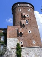 Раньше вообще было популярно туалет к крепостной стене пристраивать,дабы знать могла испражняться на простолюдинов.