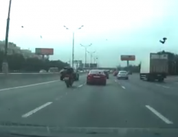 А за секунду до этого, на этом кадре отчетливо видно что хруст пытается проскочить между двух авто не снижая скорости. Одновременно пропадая из зеркал, так как находится примерно в районе заднего левого колеса.
Не нарушай хруст сам правила, никакого бы ДТП не было.