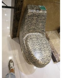 У этого хозяина мания на змеиную шкуру, даже кроссовки.....