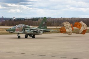 Есть. Только их перепутать невозможно если хоть раз парашют видел. Даже просто по стропам - тонкая круглая верёвочка или капроновая лента шириной сантиметра три.