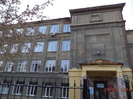 Да так по всей стране за редким исключением.
К примеру, в центре Новосибирска, школа №85 Журавушка
(в ней кстати внучка мера Новосибирска учится :))
Да на нее без слез смотреть нельзя.
Это то, что в сети нашел по быстрому. Фотка за 2014 год. Но с тех пор ничего не изменилось в лучшую сторону. Только в худшую. Вся облезлая, с отвалившейся штукатуркой. Вагонка на козырьке как тогда была неокрашенная так и сейчас, только еще более гнилая стала. 
Зато, кстати, по словам родителей, поборами там занимаются регулярно. Исправно вымогают деньги