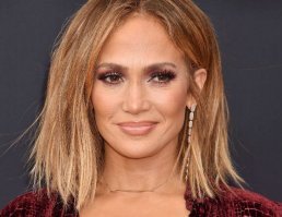 Ей уже 50, а она всё равно ягодка