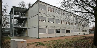 В Германии есть парочка таких школ. Вот, например, на картинке школа в Любеке. Есть еще под Бонном такая же. Пока строят нормальное здание, дети учатся в контейнерах.
Так что, нарынцы живут почти как в Германии.