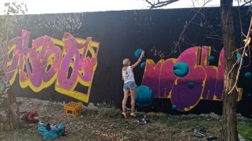 Здрасьте. Извините, но когда пишут слово из трех букв на стенах это зашквар, согласен. Но, когда такие штуки появляются на стенах - это супер! С моей точки зрения. Буквально неделю назад в Одессе владелец хлебзавода пригласил подобных ребят украсить унылые стены его владений. Смотрите что вышло