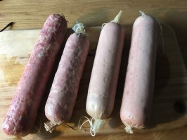 Рецептик-то типа 'как нарисовать сову', ни подробностей, ни деталей.
Мы тоже колбаску делали: две слева 'любительская', запеченная и вареная; две справа 'докторская'.