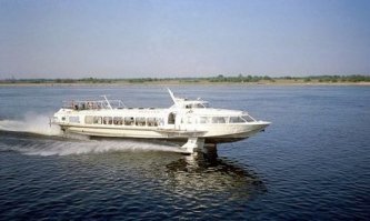 Хорошо, только для тебя: Знакомитесь судно на подводных крыльях - "Восход".  Корабли на подводных крыльях это гордость Советского Союза.  В их производстве и эксплуатации он был мировым лидером. Уникальный корабль, практически космос)) Недаром в СССР он был засекречен, в свое время. В основном корабль ходил по реках, но при необходимости мог и в море выйти, в прибрежную зону. Производился "Восход" с 1973 года на заводах "Красное Сормово" (Нижний Новгород. РСФСР) и "Море" (Феодосия, УССР).Двигатели высокобортный дизели с бомбардировщиков поступали с заводов "Барнаултрансмаш" и Ленинградского завода "Звезда".  Всего выпущено более 150 кораблей.

За год суда на подводных крыльях в СССР перевозили свыше 20 млн.чел.

"Ракета" Год выпуска 1957-1977. Произведено около 400 штук. Скорость 70км\ч. Мощность 900-1000 л.с. 

"Метеор" Год выпуска 1961-1991. Произведено более 400 штук. Скорость 65км\ч. Мощность 1800-2200 л.с. 

Комета" Год выпуска 1964-1992. Произведено более 130 штук. Скорость 60км\ч. Мощность 2200 л.с.

"Полесье"Год выпуска 1983-1996. Произведено 115 штук. Скорость 75км\ч. Мощность 1100 л.с. Способен ходить по речкам глубиной в метр.

Флагман советских судов на подводных крыльях - "Циклон" - морская двухпалубная машина. Газотурбинный двигатель мощностью - 6 000 л.с. Пассажировместимость - 250 чел. Скорость - 70 км\ч.

А СЕЙЧАС ТОЛЬКО ТРИ.