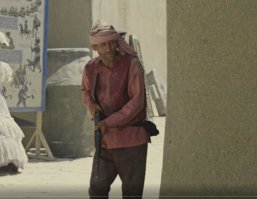 Вы все просто перепутали человека. Есть и другой актер "в красной рубахе". Вот он и есть тот самый авторитет. Роль крошечная. В кадре пару / тройку раз появляется. В кадре держится неуверенно.
