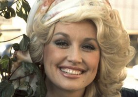 Какая-то левая тётка у ТС. Настоящая Долли Партон: