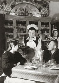 -поднос с водочкой и закуской...Обед может затянуться..)))