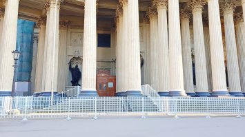 Вопрос к знатокам. 
Где у Казанского собора можно увидеть вывеску с графиком работы. Я придя к закрытым дверям нашёл единственное решение - придти на следующий день и если будет открыт = спросить. 
Советы посмотреть в инете не катят. Вот именно где указана  информация именно на самом соборе.