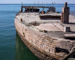 Вы ничего не замечаете? Вроде корабли, как корабли, а вернее останки от них..., но все они сделаны не из стали, а из... железобетона. Основная причина - нехватка стали во время войн...