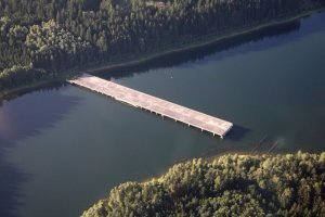 Есть варианты? По какой причине мост не был достроен через реку? 
Ответ в видео: