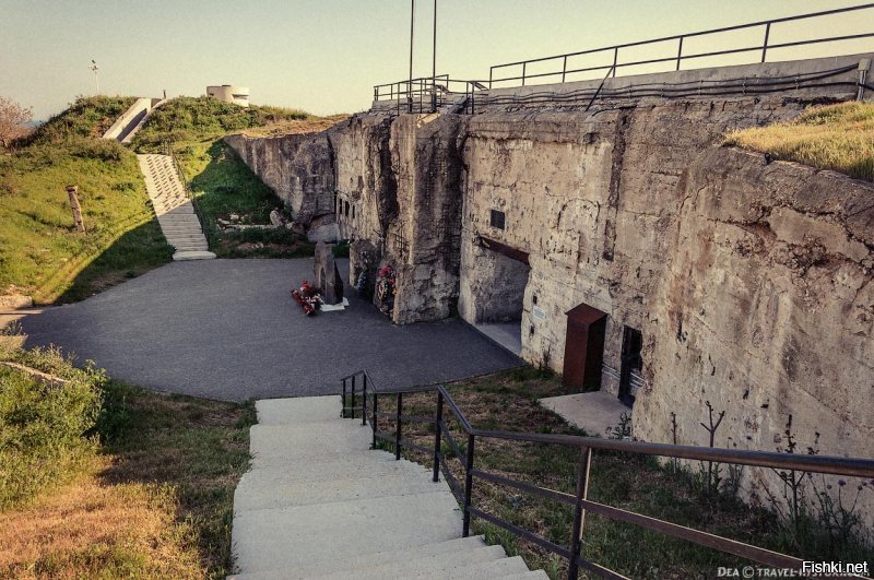 В Италии полно таких бункеров на побережье. Только какие это памятники? Так, развалины, которые используют вместо общественного туалета. А вот 35-я батарея в Крыму действительно мемориал.