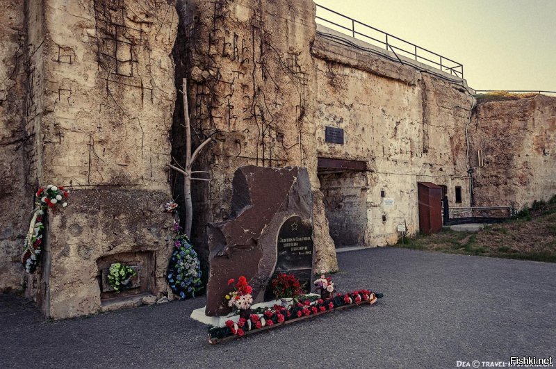В Италии полно таких бункеров на побережье. Только какие это памятники? Так, развалины, которые используют вместо общественного туалета. А вот 35-я батарея в Крыму действительно мемориал.