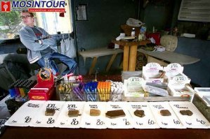 Рынок в квартале Христиания в Копенгагене тоже одно из самых опасных мест для фотографирования. Реально могут изъять камеру и добавить пару синяков. К этому надо быть готовым, когда пытаешься сфотографировать прилавок с легкими наркотиками. Но место настолько поражает самим фактом своего существования в центре максимально благополучного и тихого города, что очень хочется это зафиксировать не только в голове.
Фотка не моя :)