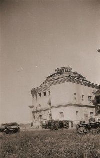 Четырёхэтажное здание терапевтического корпуса областной клинической больницы было построено к 1940 году по проекту московского архитектора Дмитрия Чечулина. Фасад здания был длиной 130 м.  На северо-западном торце здания было пристроено, архитектурно выделявшееся из общего вида корпуса, круглое здание учебного корпуса.
  В послевоенные годы на восстановление больничного комплекса не хватало средств. Кирпичные стены были растащены местными жителями на строительный материал, которого крайне не хватало для восстановления жилых зданий. В итоге к началу 1960-х годов от здания остался лишь железобетонный каркас с колоннами и куполом. 
   Вот снимок ротонды "при немцах":