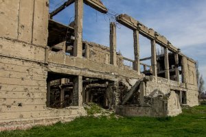 Новороссийск, Дворец культуры цементников. Здание стояло на нейтральной полосе фронта, поэтому регулярно обстреливалось с обеих сторон. Свой вклад в разрушение внесли частые авиационные удары. Здание решили не восстанавливать и сейчас оно представляет собой мемориал.