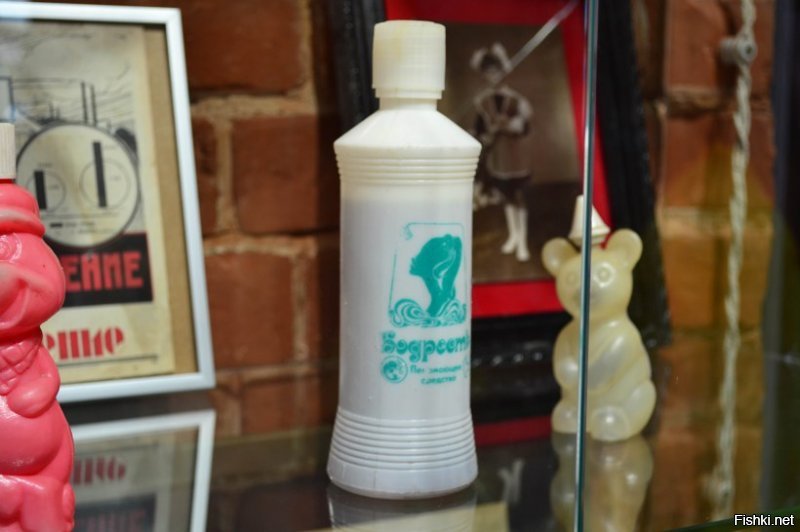 Самые ходовые модели моего детства. Была ещё литровая бутылка от "Белизны" (фото не нашёл).
И мы с ручками не "заморачивались" - дырка в пробке и вперёд!