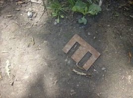 Техника резкого броска: парень метает игральные карты, как ножи