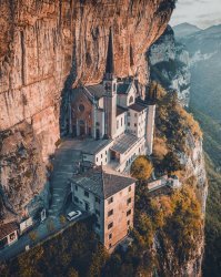 Блин, у меня на такое фобия... Не то что высоко, а просто я понимаю, что это всё в один момент может съехать...