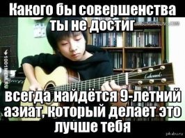 Техника резкого броска: парень метает игральные карты, как ножи