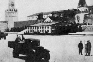 Наши не хуже делали. Это Мавзолей во время войны. Вообще информации хватает в интернете, погуглите "маскировка Москвы в годы войны".