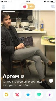 Особенно умиляет, как у него на заднем плане кашне (не побоюсь этого слова) сушится на батарее))