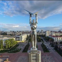 Самые красивые девушки -самарчанки. Бытует легенда, что во времена царские Самара была ссылкой для тогдашних жриц любви, а в этой профессии красота не последнее дело. А насчет Москвы и Питера... Да спросите красавиц  и окажется , что либо сама, либо родители переехали из Самары.