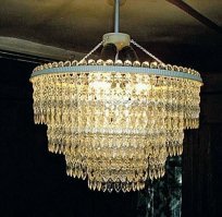 Хмм ни одной люстры как на картинке не было у меня а такая пожалуйста и на даче после квартиры висит ,мыть только кропотливо.