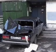Надо товарищу этому, фото на лобовом оставить.