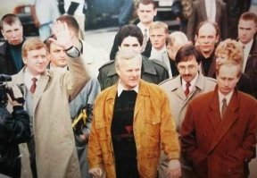 Модная одежда с "плечиками"
Бордовый цвет самый модный у "новых русских"...