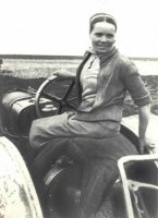 Это она положила под себя мужика или шкуру мужика?