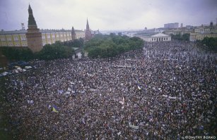 Ельцин был самым народным президентом России. Забастовки и миллионные митинги в его поддержку по всей России.