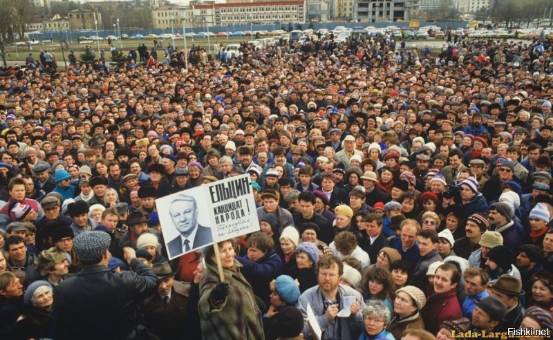 Ельцин был самым народным президентом России. Забастовки и миллионные митинги в его поддержку по всей России.