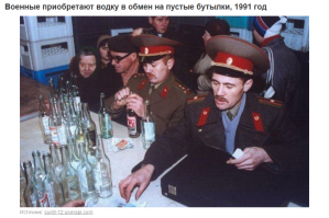 88-й, под НГ, учимся в Питере. Сухой закон лютует в край.
По телеку зажигает Невзоров в 600 сек.
Как-то раз смотрим с корешами телек, а там баталии за водку показывают в сюжете, с характерным подъепоном Невзорова. 
Ну и общим планом знакомый магаз на Литейном, потом уже внутри магазина камера со стороны продавца и опа, прапор с нашей бурсы крупным планом, уже у прилавка, бабло достает за бухлишко рассчитаться.
Он камеру увидел , оху.. охнул и на роже гамлетовский вопрос - Брать или не брать?
Ну дык такую очередь отстоял и впустую?? Короче решил брать, схватил несколько пузырей, в портфель сунул и на выход ломанулся. 
Невзорыч охальник сюжет с ним еще в конце 600-секнд дал повтором (как тот пузыри сметает и бежит) :)
На следующий день генерал на построении ох мозги выносил народу и прапорам отдельно, по следам телепередачи...
Вот так малятки мы жили, все че горит пили! :)