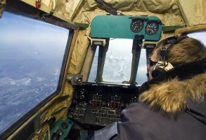 Нашёл вот у себя фото, место оператора заправщика на ил-78МК. На том же самом кормовом посту вместо стрелка.