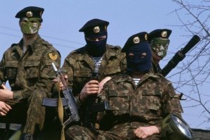 Рижский ОМОН... В 1991 году значительная часть населения Латвии на них чуть ли не молилась! Собирали для них тёплые вещи, еду, писали им письма с горячей поддержкой.  Многие надеялись на то, что наш ОМОН разделается с местными сепаратистами и это послужит хорошим примером для всего Союза. Надеялись на КГБ, на Армию... Увы, но Страну так и не спасли.. Хоть я и была тогда ребёнком (бабушка вязала тёплые носки, шарфы и так далее и мы с родителями им отвозили, что бы хоть как-то поддержать), но эти горькие воспоминания так и останутся на всю жизнь...