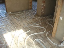 В меня в частном доме (240 кв.м.) при отделке сразу предусмотрели теплые полы с водяным подогревом. На полу постелен линолеум. На кухне и санузлах - кафель.
За 10 лет эксплуатации оценка - 7 из 10.
В общем впечатления положительные. Ходить босиком по теплому полу - одно удовольствие. Дети любят в холодное время валяться на полу и заниматься своими делами. В первый день как заехали, я по привычке установил максимальную температуру нагрева, которую позволяла корейская печь - получилась сауна. Потом снизил до 42-45 градусов. Так и держу всю зиму.
Снизил оценку за неравномерность прогрева. Наверняка надо было трубы ложить гуще. Насос стоит один на входе, думаю, надо бы еще один поставить на выходе.
Да, отопление газовое. Расход зависит от зимы. В теплые зимы (до -15 градусов) - вполне терпимый, в холодные (бывало до 40 градусов) - ощутимый, но такое бывает не каждый год и недолго. Регион - Алма-Ата.