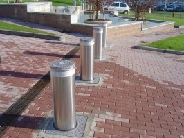 Сколько случаев с этими шлагбаумами было по всей стране! Вот такие бы ставили (болларды называются) - пусть попробуют сломать!