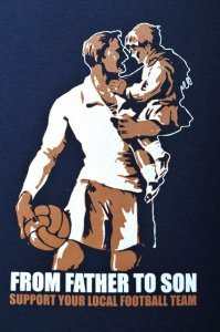 Это похоже фанаты шотландского Селтика :-) А батя с детства к активному болению приучает ;-)