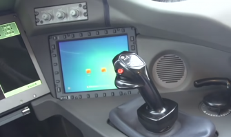 на боковых панелях точно windows,  семерка вроде.
А вообще "враги" умеют делать хорошую электронику...
для справки:
Почти вся электроника как в кокпите так и в салоне импортная:
Компании Honeywell, Thales и Elbit Systems поставляют многофукциональные экраны 9 X 12 для авионики, электронные планшеты лётчика, системы улучшенного/синтетического видения (EVS/SVS)[59]. Компания UTC Aerospace Systems  поставляет системы side-stick (боковых ручек управления по типу джойстиков), индикаторы на лобовое стекло и системы  стеклянной кабины“[60].
Композиты кстати тоже американские, которые попали под санкции и их перестали поставлять.

в общем анаговнет