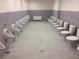В моей школе подобная фигня была на каждом этаже, только без писсуаров. Причем в туалетах для девочек было все цивильно-кабинки были, а вот в туалетах для мальчиков по четыре толчка в ряд без перегородок)