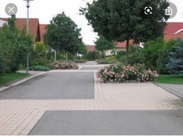 Есть такое, но в некоторых!! зонах 30 и во всех 10. Это зоны, как бы так сказать, жилого массива, что ли.(вот таким знаком обозначены) Там только частные дома и машина может двигаться с пошаговой скоростью. 
А зоны 30 в этих местах это дорога по «внешнему кругу» этого комплекса. Или неособозагруженные дороги проходящие мимо таких районов. 
Если зона 30 просто на городских дорогах ( устанавливается вблизи школ, садиков или дома престарелых) то такое не ставят. Дороги с основной скоростью 50 и тем более выше, никто не трогает. 

Так что ставит такое на магистрали это идиотизм чистой воды. Зачем замедлять искусственно поток там, где надо наоборот увеличивать пропускную способность?