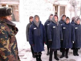 В женском варианте ватник и есть удлиненный. Государство уже позаботилось. И получить не трудно.